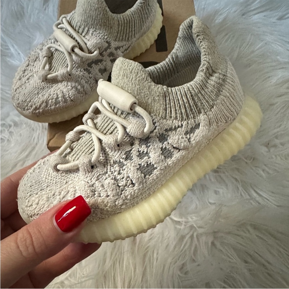 COPY - Yeezy 350 V2 Toddler Sneakers size 7